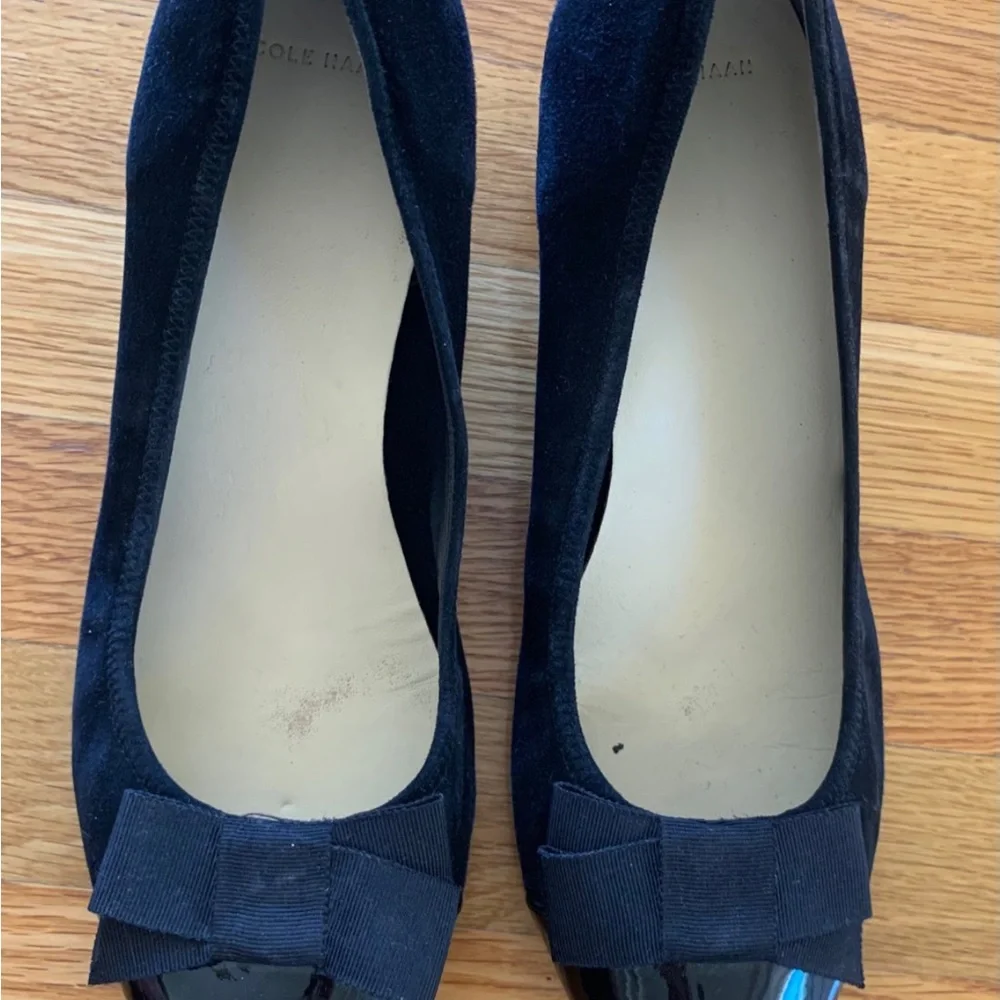 COLE HAAN Womens Ladies Black Swede Patent Leather Wedge Bow Rubber Sole Sz 10.5